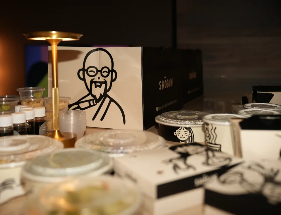 Shōgun packaging in a dining setting